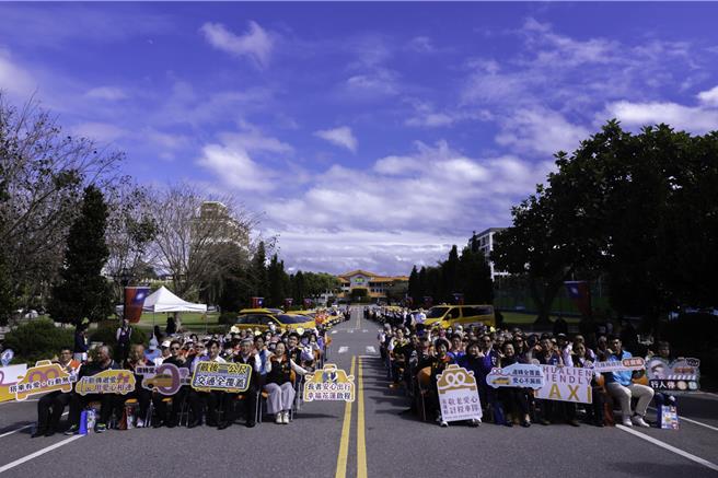 花莲县政府今天举办爱心敬老计程车队启动仪式，感谢合作的通用、大汉及台湾大车队3家业者。（花莲县政府提供／王志伟花莲传真）