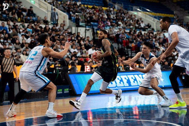 馬布爾(中)持球闖進禁區。(夢想家提供)