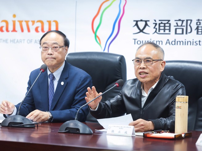 于春节期间在越南富国岛丢包旅客的年代旅游，负责人林大钧17日突发声明，坦言无法负赔偿责任，观光署下午召开临时记者会，出席品保协会理事长张永成（右），除谴责林大钧不负责任外，也敦请此次旅游受害者提供相关事证，声言将打集体诉讼，以挽回消费者对旅游业者的声誉，左为观光署长周永晖。（粘耿豪摄）