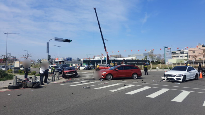50岁刘姓女子驾驶小客车疑抢快左转未礼让直行车先行，造成4车事故4人受伤送医。（图／民眾提供）