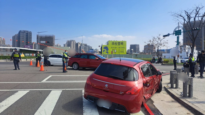 50岁刘姓女子驾驶小客车疑抢快左转未礼让直行车先行，造成4车事故4人受伤送医。（图／民眾提供）