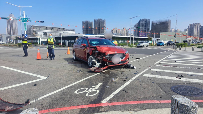 50岁刘姓女子驾驶小客车疑抢快左转未礼让直行车先行，造成4车事故4人受伤送医。（图／民眾提供）