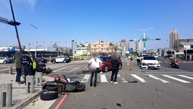 50岁刘姓女子驾驶小客车疑抢快左转未礼让直行车先行，造成4车事故4人受伤送医。（图／民眾提供）