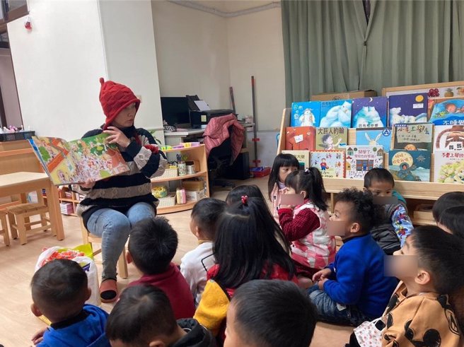 南投县府自今年寒假起，配合中央调整公幼延长照顾服务改採定额收费，一般生每小时收费35元、半小时20元，弱势家庭幼儿免费，家长不用再担心负担高昂费用；南投县教育处17日表示，开学后县内95所幼儿园全面提供延长照顾服务，预估约有1700名幼生参加。（南投县府提供／潘虹恩南投传真）