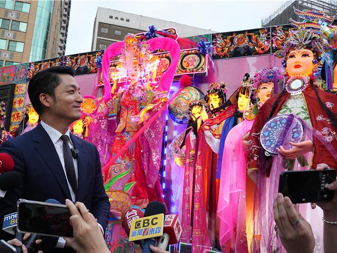 該燈組有個人型花燈被網友認為像台中市長盧秀燕，蔣萬安也笑稱「盧市長漂亮多了」，之後也與該燈組自拍留念。（黃敬文攝）