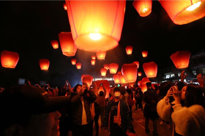 2024新北市平溪天燈節17日在平溪國中盛大登場，許多民眾一同前來施放天燈。（杜宜諳攝）