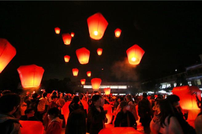 2024新北市平溪天燈節17日在平溪國中盛大登場，許多民眾一同前來施放天燈。（杜宜諳攝）