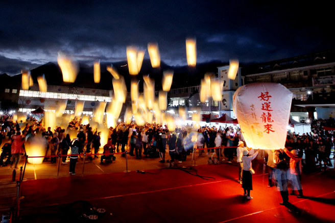 2024新北市平溪天燈節17日在平溪國中盛大登場，許多民眾一同前來施放天燈。（杜宜諳攝）