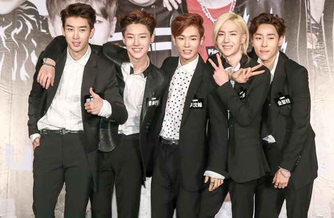 「UNIQ」由周艺轩（左起）、曹承衍、李汶翰、王一博、金圣柱组成。（图／中时资料照）