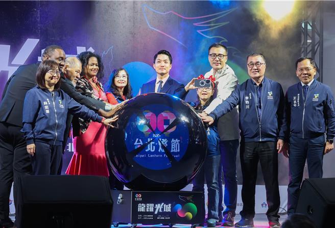 2024台北燈節於今(17)日晚上在西門町宣佈全面開展，由台北市長蔣萬安與現場民眾共同點亮高達三層樓高的主燈「城現光龍」。(粘耿豪攝)