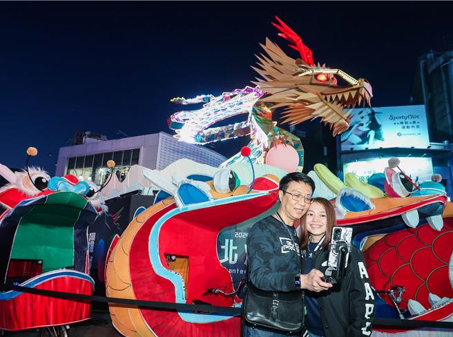 北市觀傳局統計截至今晚7時已湧入12萬人潮賞燈。(粘耿豪攝)