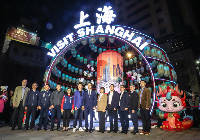 台北燈節主燈「城現光龍」17日晚間正式點燈，其中「友好燈區」展出16個台北市友好城市，上海市也在展出行列。在點燈儀式結束後，台北市長蔣萬安（中右）及北市府官員陪同來台參展的上海市政府官員在花燈前合影。（粘耿豪攝）
