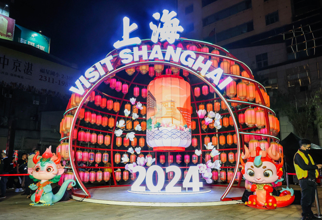 台北燈節主燈「城現光龍」17日晚間正式點燈，其中「友好燈區」展出16個台北市友好城市，上海市也在展出行列。（粘耿豪攝）