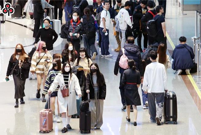 國民黨立委翁曉玲17日抨擊，當年觀光局發布的「禁團令」竟然只是配合中央疫情指揮中心辦理的通知，呼籲政府不要刁難旅遊業者。在桃園機場出境管制區內，旅客正前往登機門。（范揚光攝）