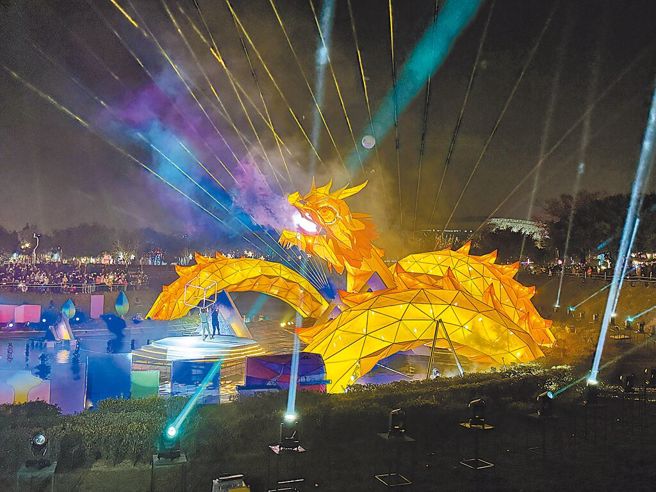 2024中台湾元宵灯会「台中龙贺」于台中中央公园登场，晚间竟传出意外。（潘虹恩摄）