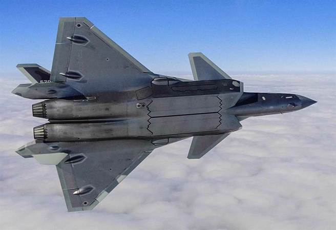 中方空軍殲-20隱形戰機進行飛行訓練的資料照。（新華社）