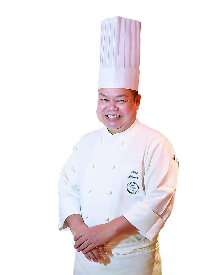 台北喜來登〈SUKHOTHAI〉泰式餐廳新任泰籍主廚Chamlong Pewthaisong（英文名Jimmy），曾在多家四季酒店館內泰菜餐廳掌杓。圖／姚舜