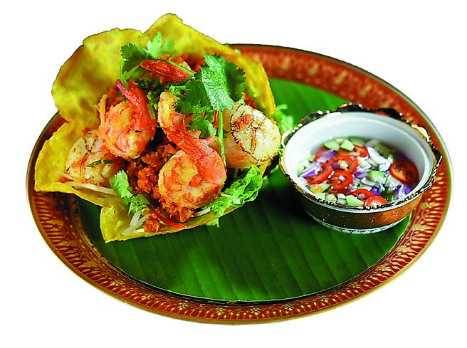 〈鮮蝦干貝豬肉末沙拉〉是以米餅作殼，盛裝與椰子粉、檸檬葉、蝦米、泰國蠔油、醬油一同拌炒的豬肉末，鋪上爽脆銀芽，並搭配鮮甜彈牙的白蝦與干貝呈現。圖／姚舜