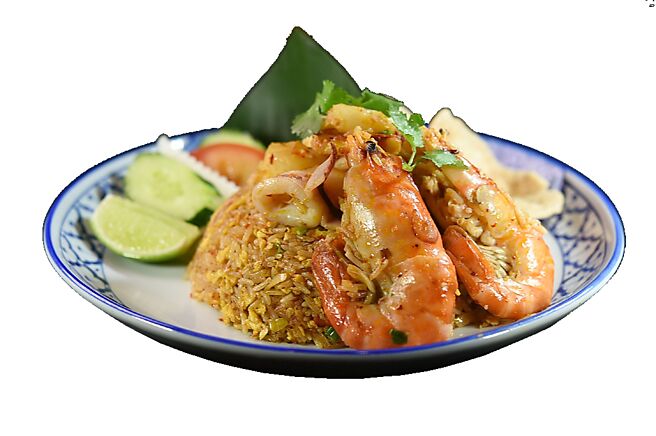 〈酸辣冬蔭泰國蝦炒飯 〉 以冬蔭醬、香茅、辣椒醬、香菜、九層塔、泰國椒、大蒜、檸檬葉及檸檬汁一同打製成特調醬汁，與香米一同燴炒，搭配泰國蝦、中卷與蝦餅上桌。圖／姚舜