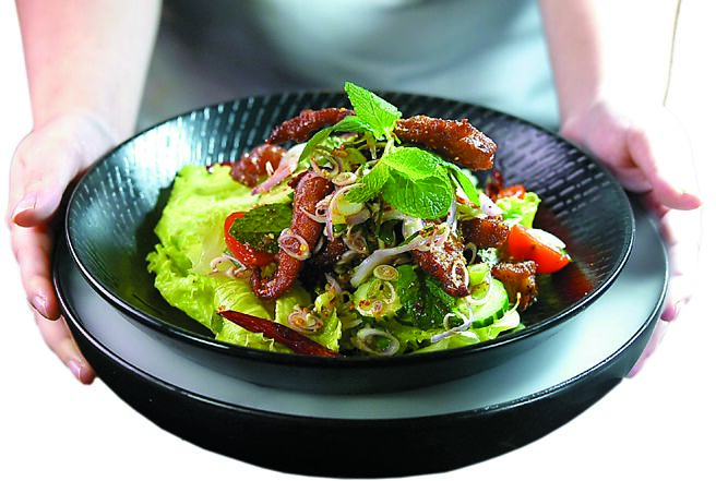 台北喜來登〈SUKHOTHAI〉泰式餐廳新菜〈脆皮松阪豬沙拉〉，烹調靈感源於泰國東北伊善地區家喻戶曉的〈炸豬頸肉〉（Khao Moo Tod）。圖／姚舜