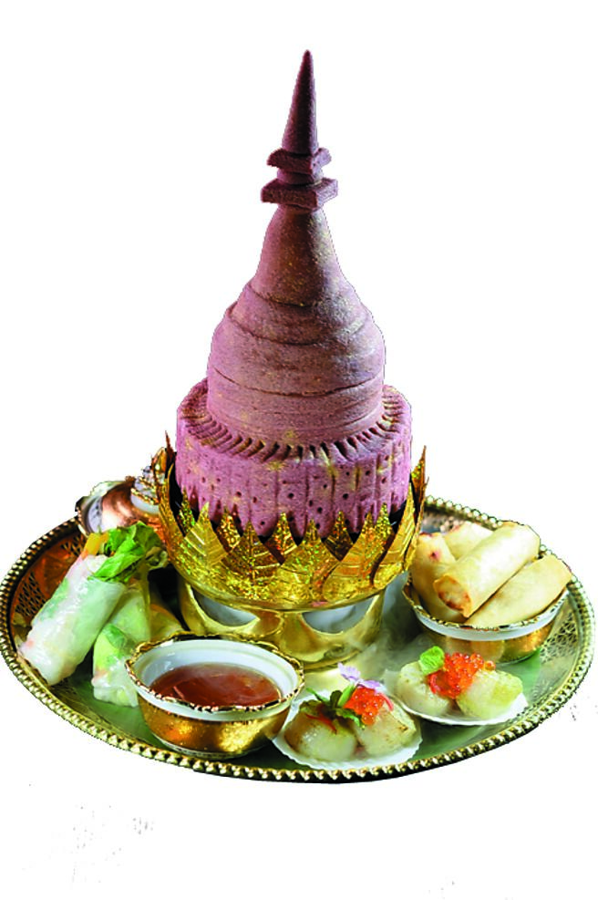 〈暹羅綜合盤〉內有〈帝王蟹時蔬捲〉、〈北海道干貝鮭魚卵〉、〈酸辣鮑魚〉和〈酥炸龍蝦肉捲〉，中央的佛塔是主廚Jimmy鹽雕手工自製。圖／姚舜