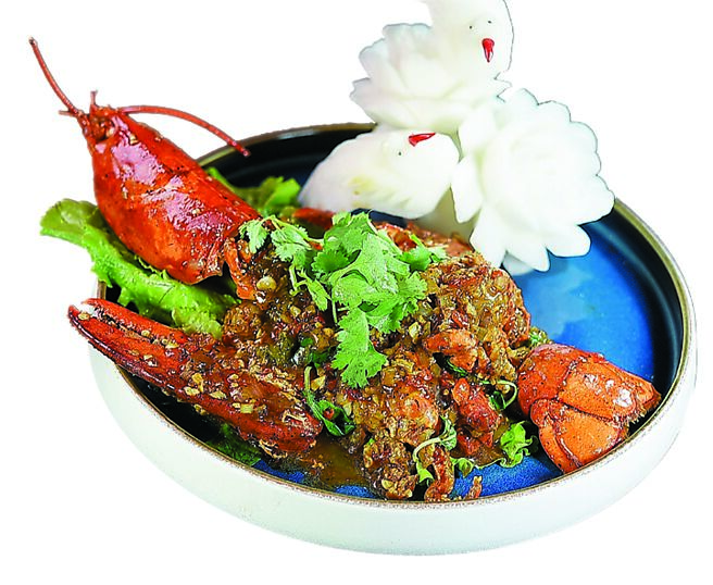 〈龍蝦佐綠胡椒羅勒醬〉的醬料，是以新鮮綠胡椒、蒜頭、洋蔥、北蔥、紅辣椒、泰國椒、魚露炒香後熬煮收汁，風味香辣濃郁。圖／姚舜