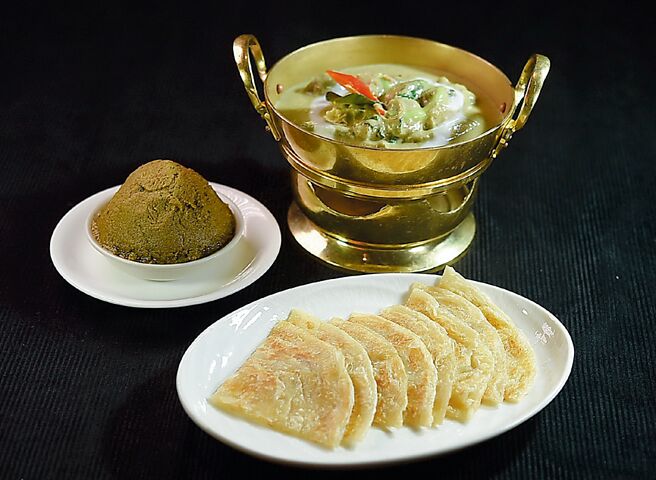 品嘗〈椰汁紅/綠咖哩〉時，可以香柔軟嫩的〈泰式奶油煎餅〉沾上咖哩醬入口。圖／姚舜