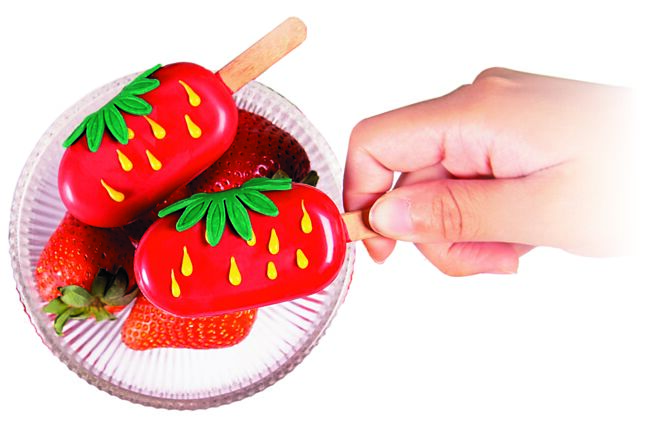 台北万豪推出的〈奶酒莓果冰棒〉，以贝礼诗奶酒、牛奶、鲜奶油制成的香甜奶酒雪糕，夹入以新鲜草莓、草莓果泥制成的草莓果冻，淋上粉嫩的巧克力。图／业者提供