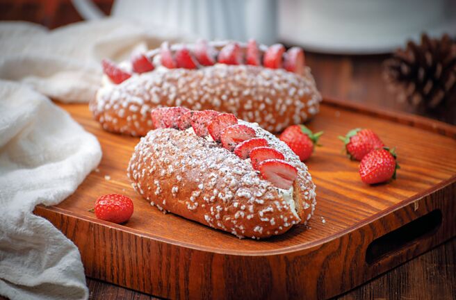 高雄汉来大饭店糕饼小舖推出的〈草莓堡〉，形色抢眼吸睛。图／业者提供