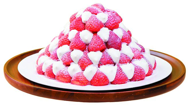 台北汉来大饭店日日烘焙坊推出的〈鲜草莓冰雪蛋糕〉，以蓬松戚风蛋糕为基底，由内而外将果肉层层堆迭，搭配香醇绵密的北海道十胜乳霜与30颗草莓做成。图／业者提供