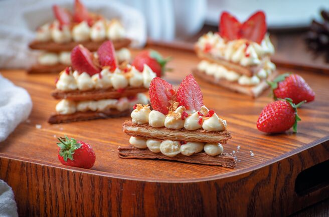 高雄汉来大饭店糕饼小舖推出的〈草莓起酥〉，是以起酥、奶油乳酪与草莓结合。图／业者提供