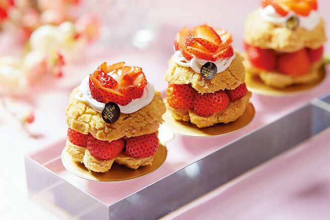 JR东日本大饭店台北推出的〈巴黎布雷斯特草莓泡芙〉，特别搭配草莓与巧克力风味的卡士达奶油，铺满草莓令人喜爱。图／业者提供
