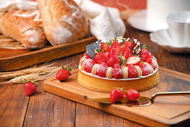 高雄汉来大饭店糕饼小舖推出的〈胡桃草莓派〉，上层满满的草莓非常诱人。图／业者提供