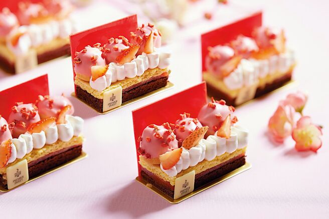 JR东日本大饭店台北烘焙坊推出的〈草莓圣多诺黑〉，主打大量新鲜草莓，融合了巧克力海绵蛋糕和比司吉蛋糕两种独特口感。图／业者提供