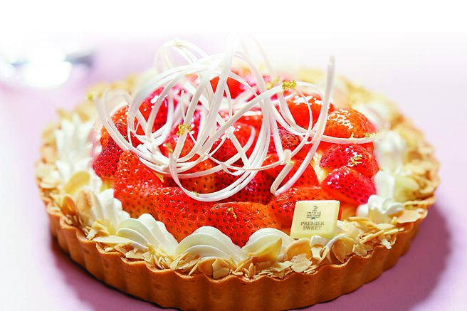 JR东日本大饭店台北推出的〈草莓塔〉，以脆酥塔皮结合香浓的奶油、卡士达酱，以及新鲜的草莓。图／业者提供