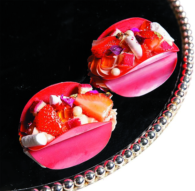 台北万豪甜点〈酒醋草莓波卡〉，以草莓巧克力为底，挤上巧克力香缇，再放上绵密海绵蛋糕丁、粉红胡椒蛋白饼、义大利酒醋冻、新鲜草莓，再以金箔点缀。图／业者提供