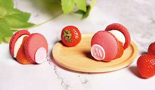 台北万豪下午茶甜点〈草莓马卡龙〉，内馅加入滑顺马斯卡彭香缇、草莓樱桃果酱，夹入整颗饱满红艳新鲜草莓。图／业者提供