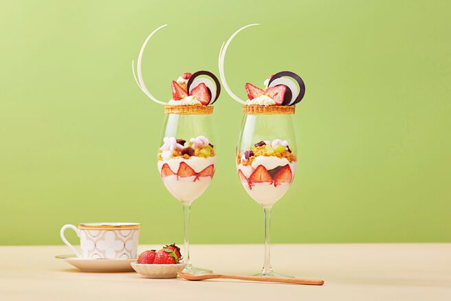 台北汉来大饭店大厅酒廊的〈莓果奶香酥帕妃〉，以椰香奶酪作底再层层迭草莓丁、麝香葡萄、樱桃Ｑ冻，以及布朗尼、青柠甘那许、酥菠萝、草莓棉花糖等。图／业者提供