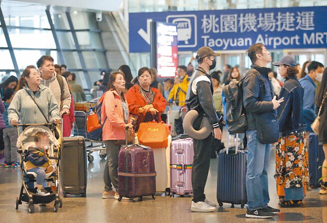 年代旅遊富國島旅客丟包引發關注，交通部觀光署16日表示由於該公司財務異常因此勒令停業3個月。圖為桃機第一航廈出境大廳內，出國團客準備辦理報到手續。（圖中非新聞當事人）（范揚光攝）