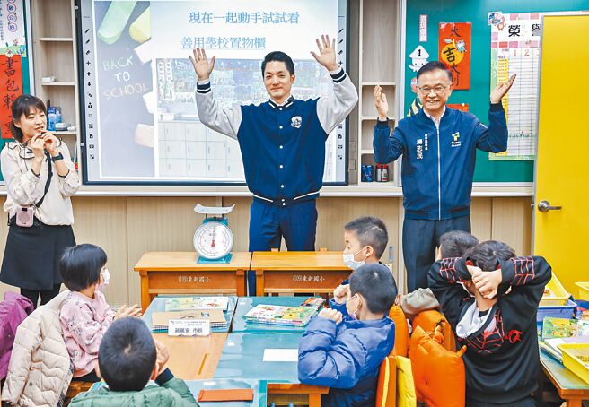 台北市长蒋万安（中）16日由教育局长汤志民（右）陪同前往南港区东新国小，到各班与同学分享寒假期有趣的事。（罗永铭摄）