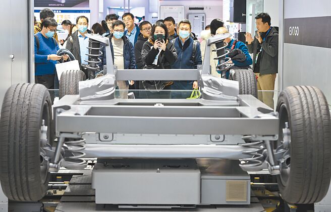 大陸國安部16日發布〈「網路間諜」是如何有機可乘的？〉一文，揭露境外「網路間諜」持續攻擊大陸境內重點要害單位、部門、企業資訊化系統。圖為去年北京舉行首屆鏈博會，企業展示新能源車換電系統。（新華社）