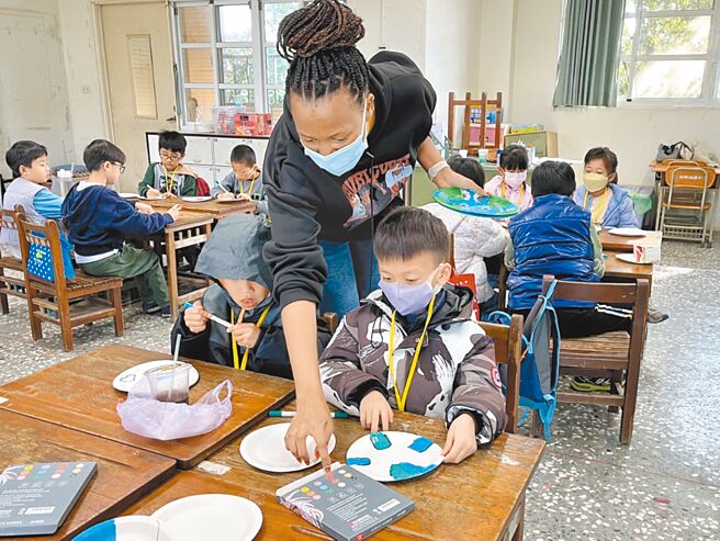 雲林縣政府教育處5年來催生9所雙語教育國中及國小，113學年度將再增加2校，圖為1名外師上課情形。（雲林縣政府教育處提供／周麗蘭雲林傳真）