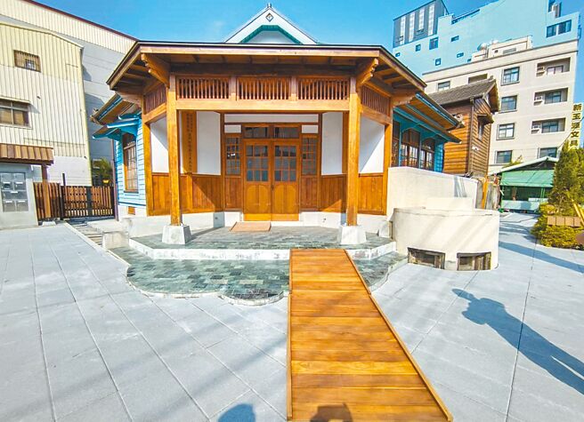 嘉義市歷史建築「東門派出所」整修後的現況外觀，外牆保留日據時期的槍孔。（廖素慧攝）