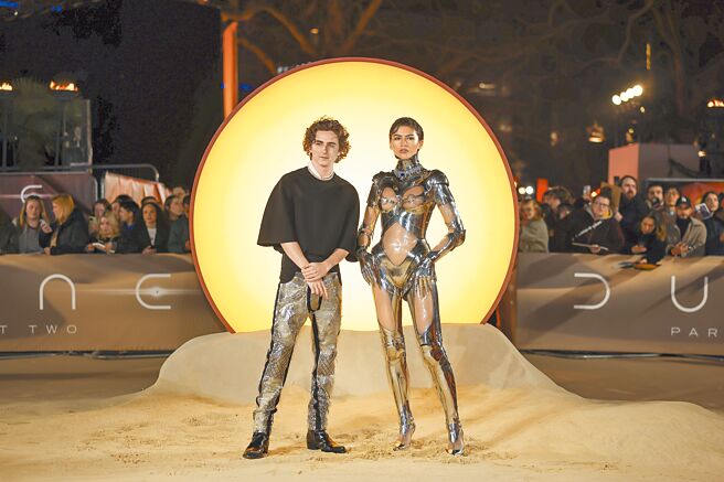 提摩西夏勒梅（左）、辛蒂亚以充满科技感的造型出席首映。（美联社）
