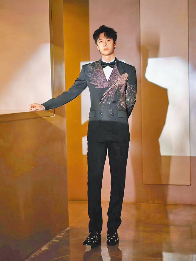 大陆男星王一博以黑色西装搭配Christian Louboutin Corteo Queenie水晶装饰皮鞋，展现贵族气息。（CL提供）