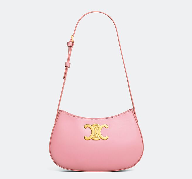 2024新年限定色，Celine粉色亮面牛皮革中型Tilly手袋，8万3000元。（Celine提供）