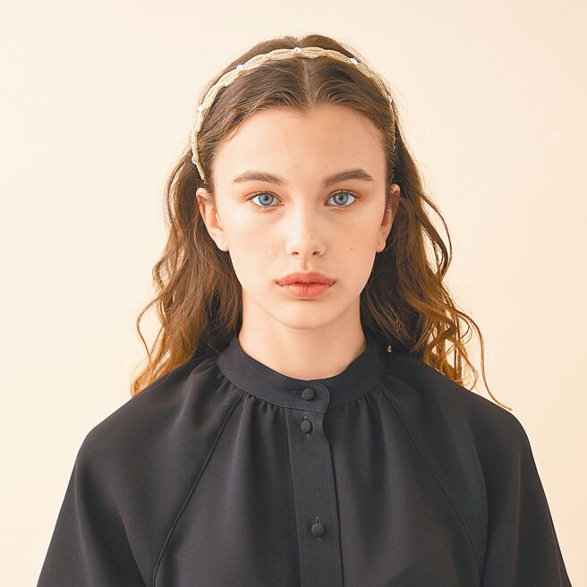 亚歷山卓髮饰推出的金色金灿连环蝴蝶结髮箍，2万2800元。（亚歷山卓髮饰提供）