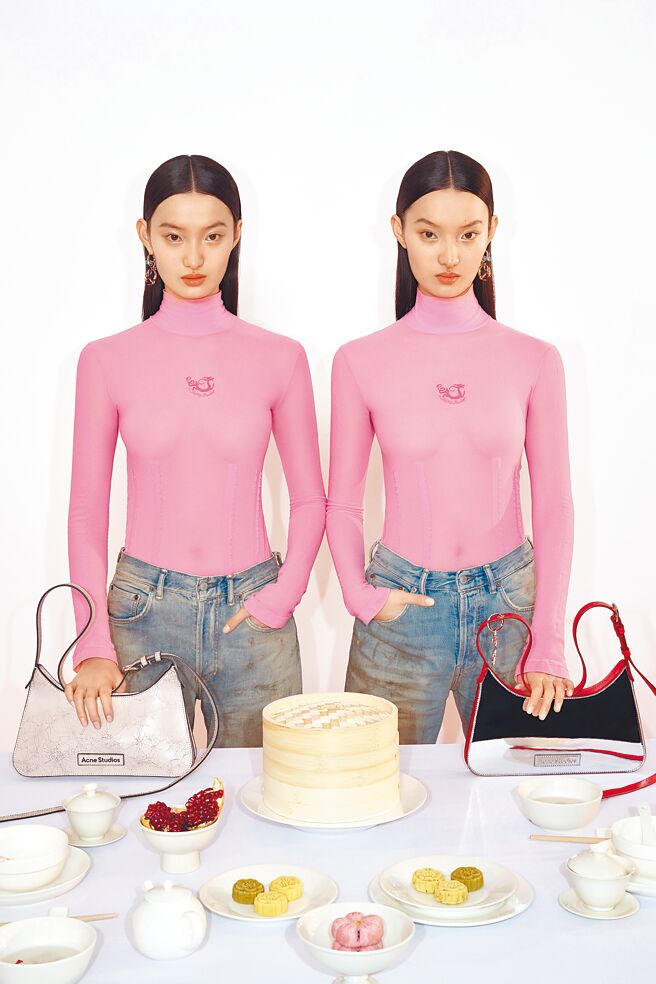 Acne Studio以粉色做为新年胶囊的庆贺之色，做为情侣对衫也很合适。（Acne Studio提供）