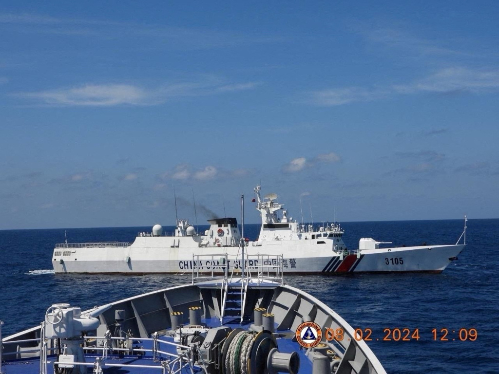中國軍艦與海警船在南海與菲律賓的船隻發生磨擦與對峙情況升高，雙方互控侵犯領海。圖為2月8日中國海警以船身阻擋菲船航道迫其轉向，險象環生。 （圖／路透）