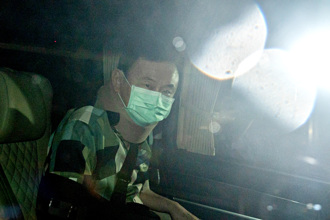 影》泰國前總統戴克辛出獄 頸部戴護具 搭名車返家